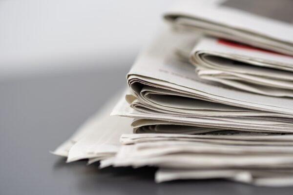 Piles de journaux imprimes, presse ecrite